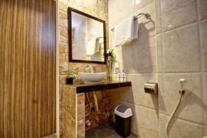 Ducha, artículos de higiene personal de diseño y secador de pelo