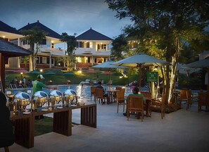 Breakfast, lunch and dinner served - Samara Resort (Batu)