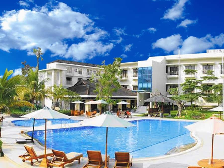 Hồ bơi ngoài trời, ghế dài tắm nắng