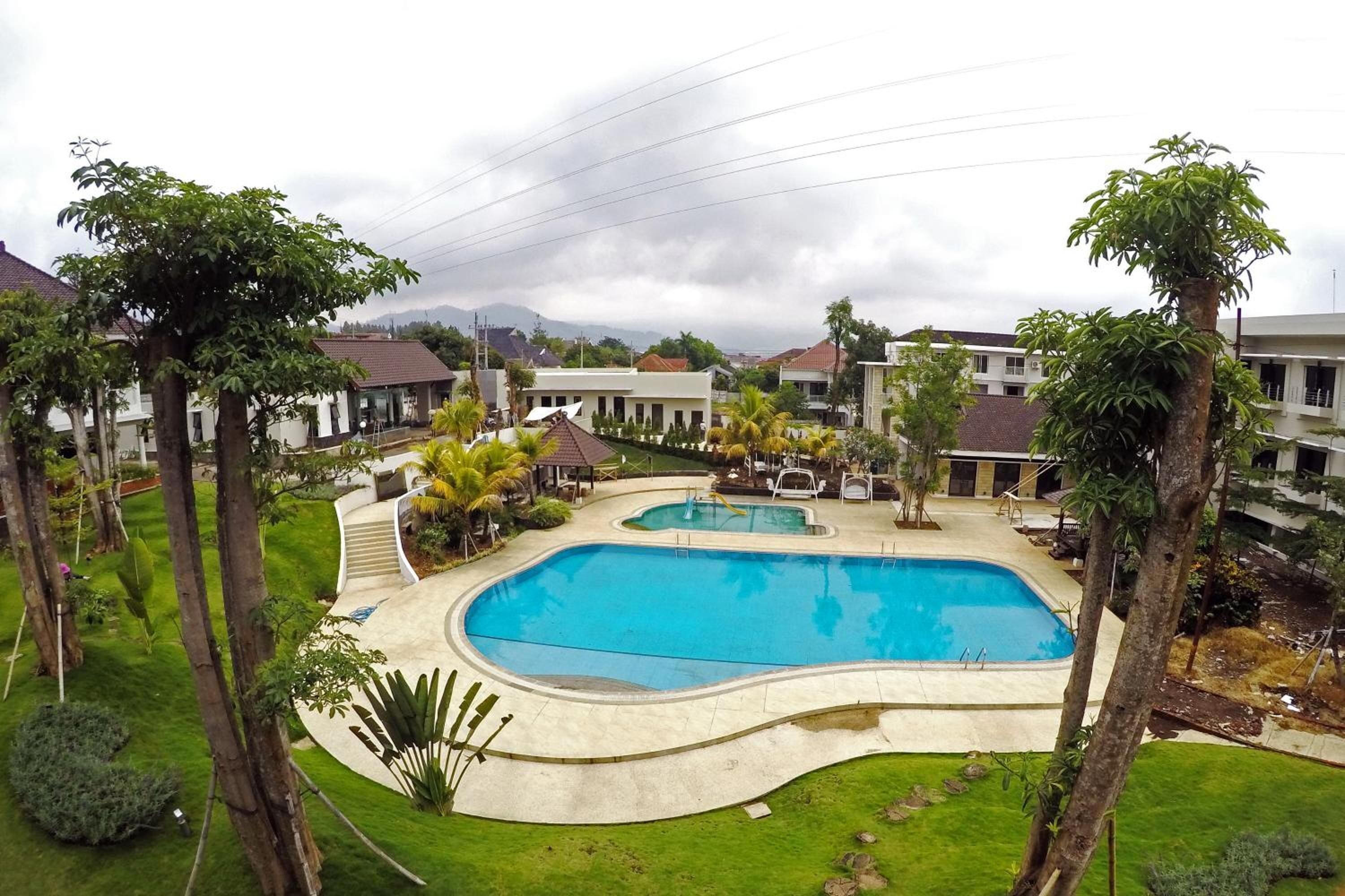 Piscina externa, espreguiçadeiras