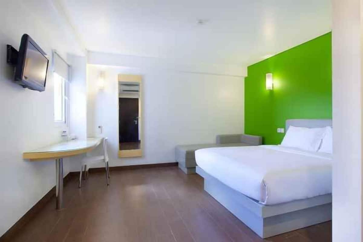 In-room safe, desk, WiFi (free), bed sheets
