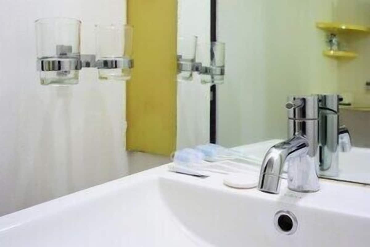 Salle de bain | Douche, articles de toilette (gratuits), pantoufles, serviettes fournies