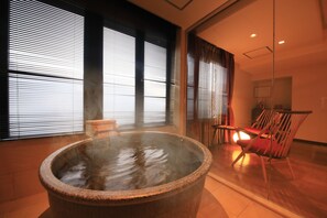 Artículos de tocador gratuitos, secador de pelo, pantuflas, bidet