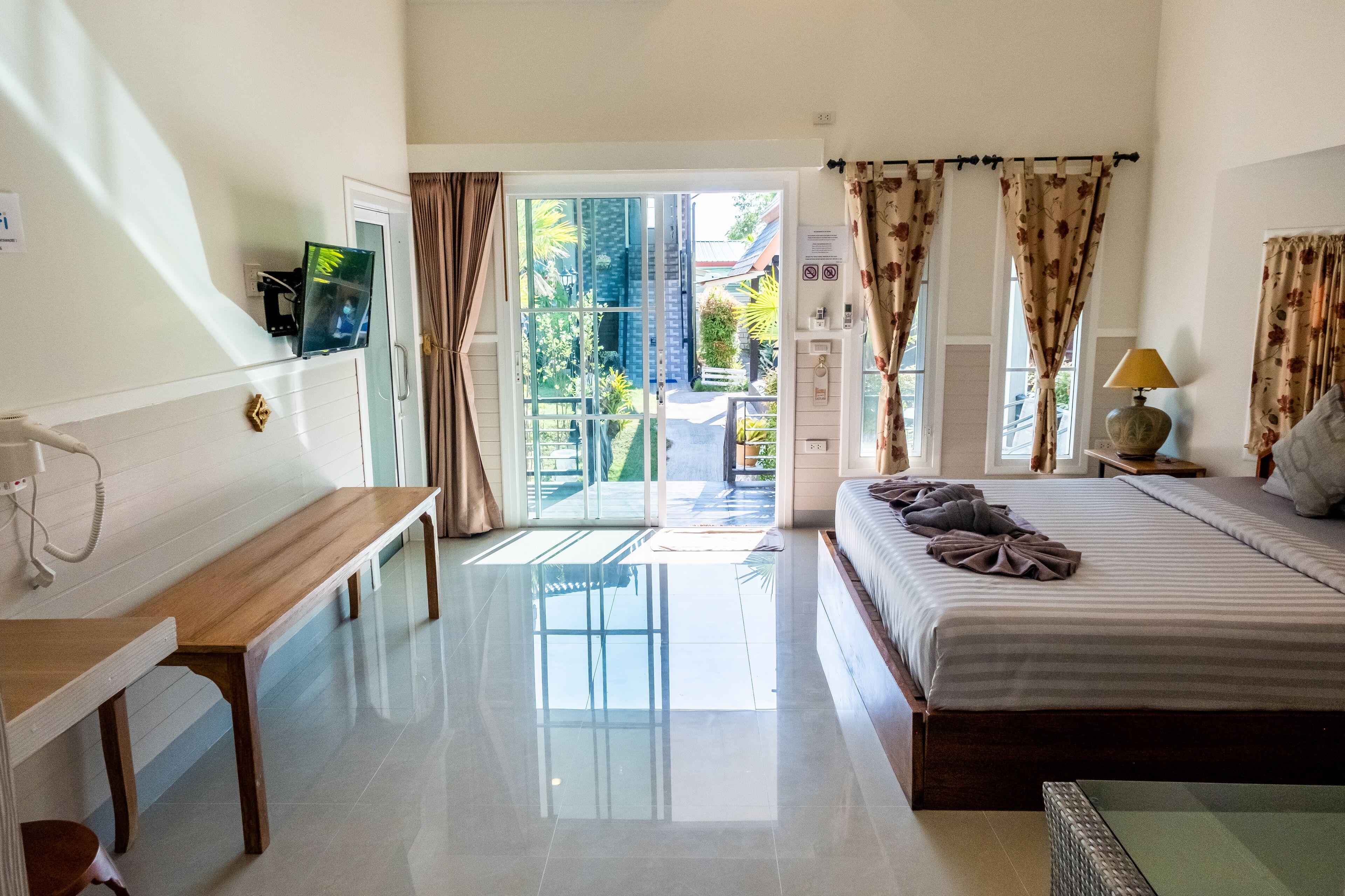 Habitación Deluxe | Caja fuerte, cortinas opacas, wifi gratis y ropa de cama