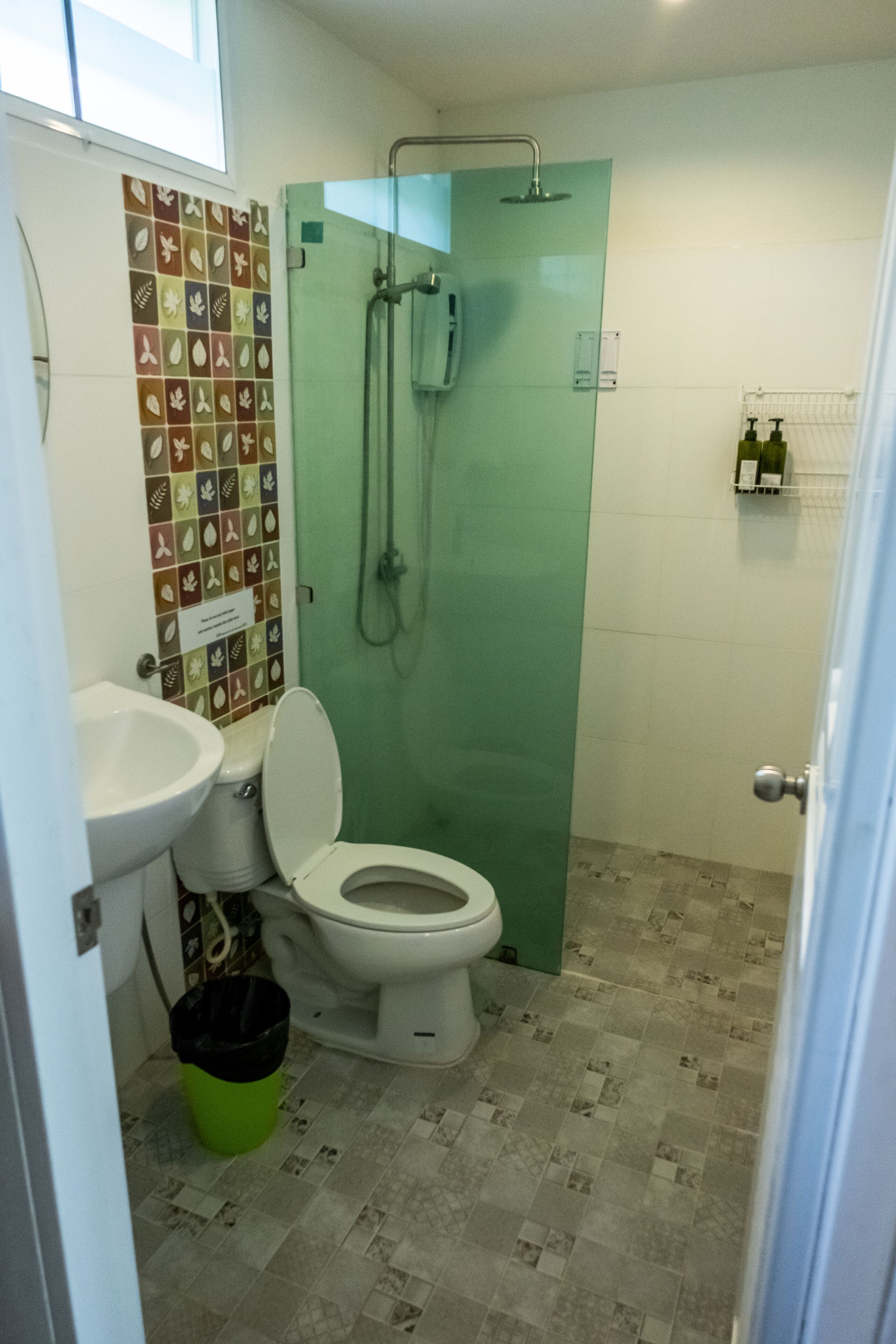 Un baño con inodoro, lavabo y ducha.