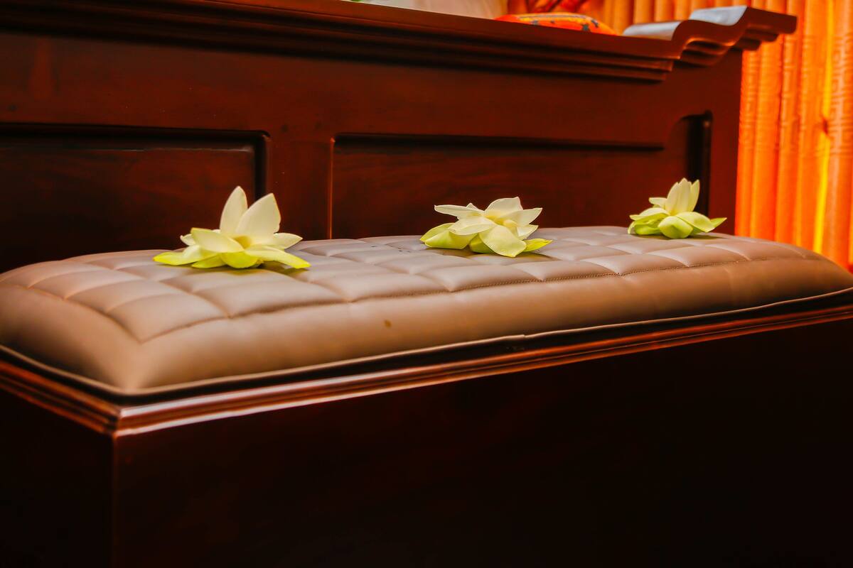 Un banc capitonné agrémenté d’une composition florale.