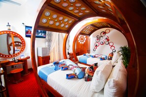 Roupas de cama premium, frigobar, cofres nos quartos, escrivaninha