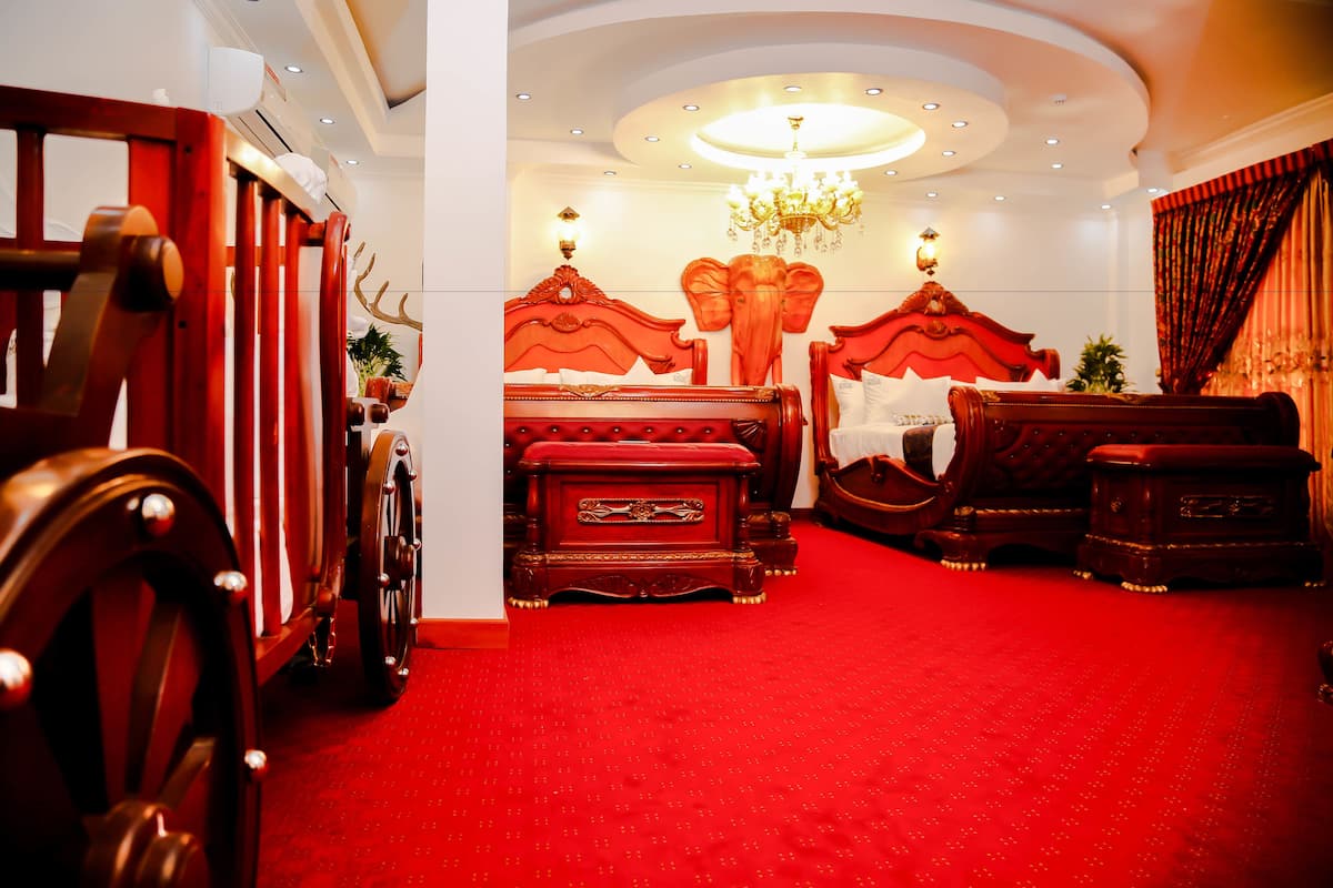 Executive Suite | Premium bedding, minibar, in-room safe, desk