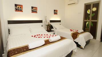 Family Room | Desk, iron/ironing board, free WiFi