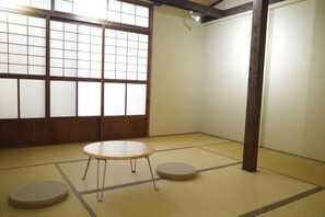 Kamar, kamar mandi umum, lantai dasar (Japanese style for 3 People, Room C) | Didekorasi berbeda-beda dan dilengkapi dengan perabotan berbeda-beda