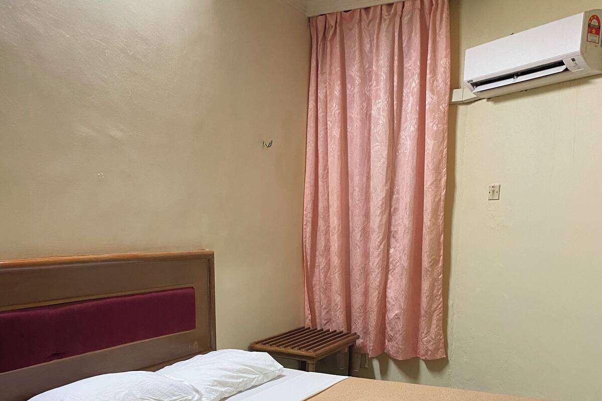 Kamar Double Standar, tanpa jendela | Meja kerja, setrika/meja setrika, dan tempat tidur lipat/tambahan