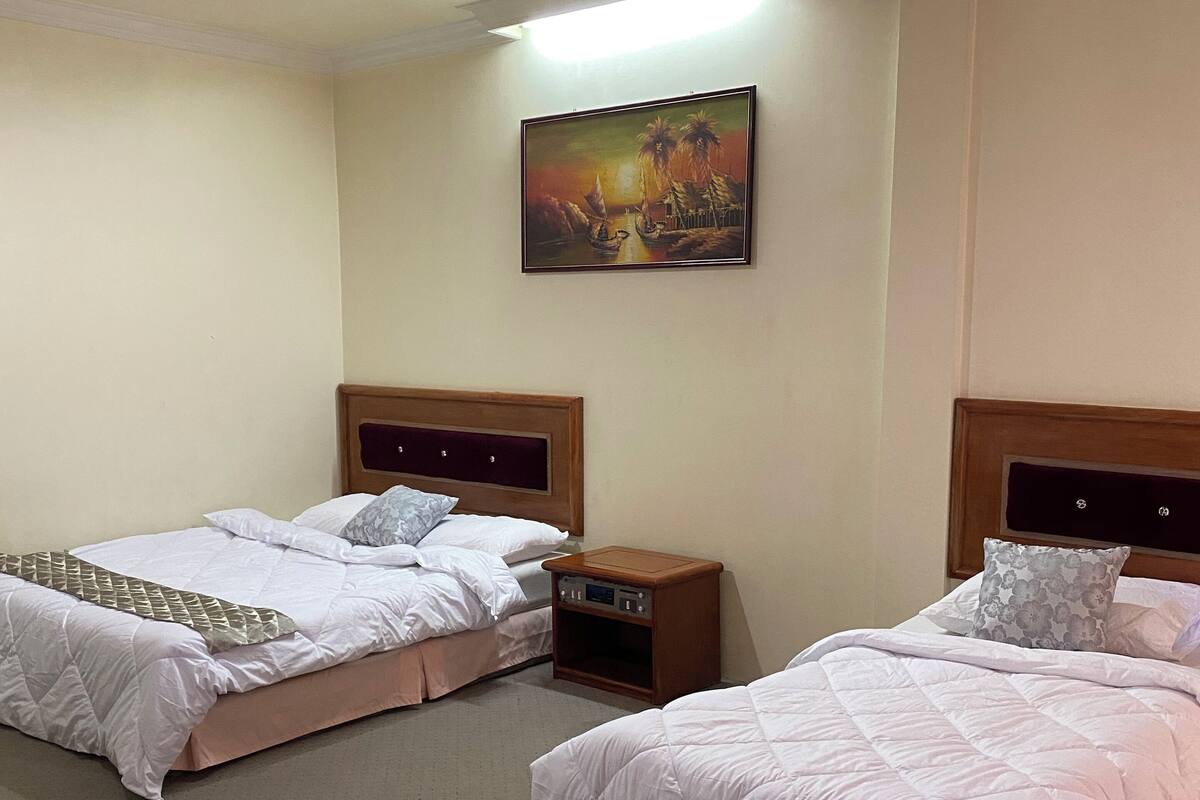 Kamar Keluarga | Meja kerja, setrika/meja setrika, dan tempat tidur lipat/tambahan
