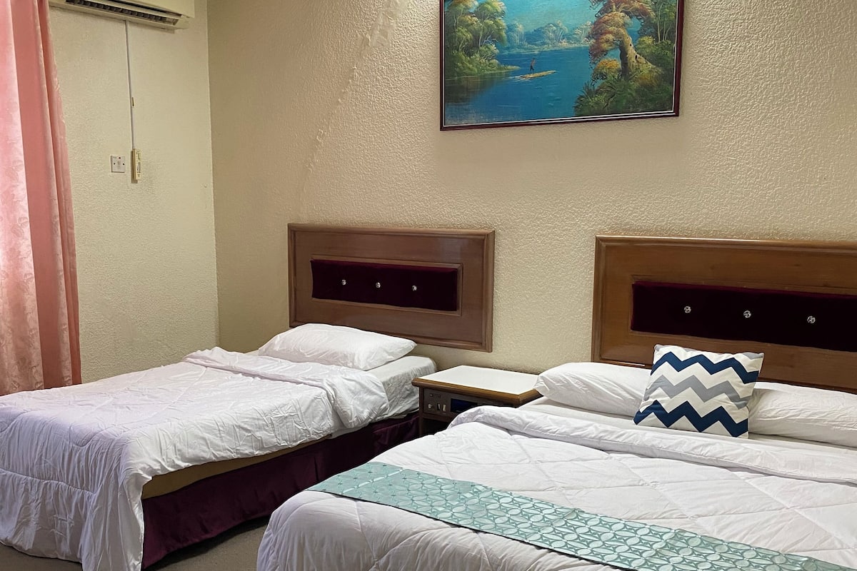 Kamar Keluarga | Meja kerja, setrika/meja setrika, dan tempat tidur lipat/tambahan