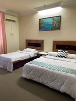 Family Room | Meja, seterika/papan seterika, katil lipat simpan/tambahan