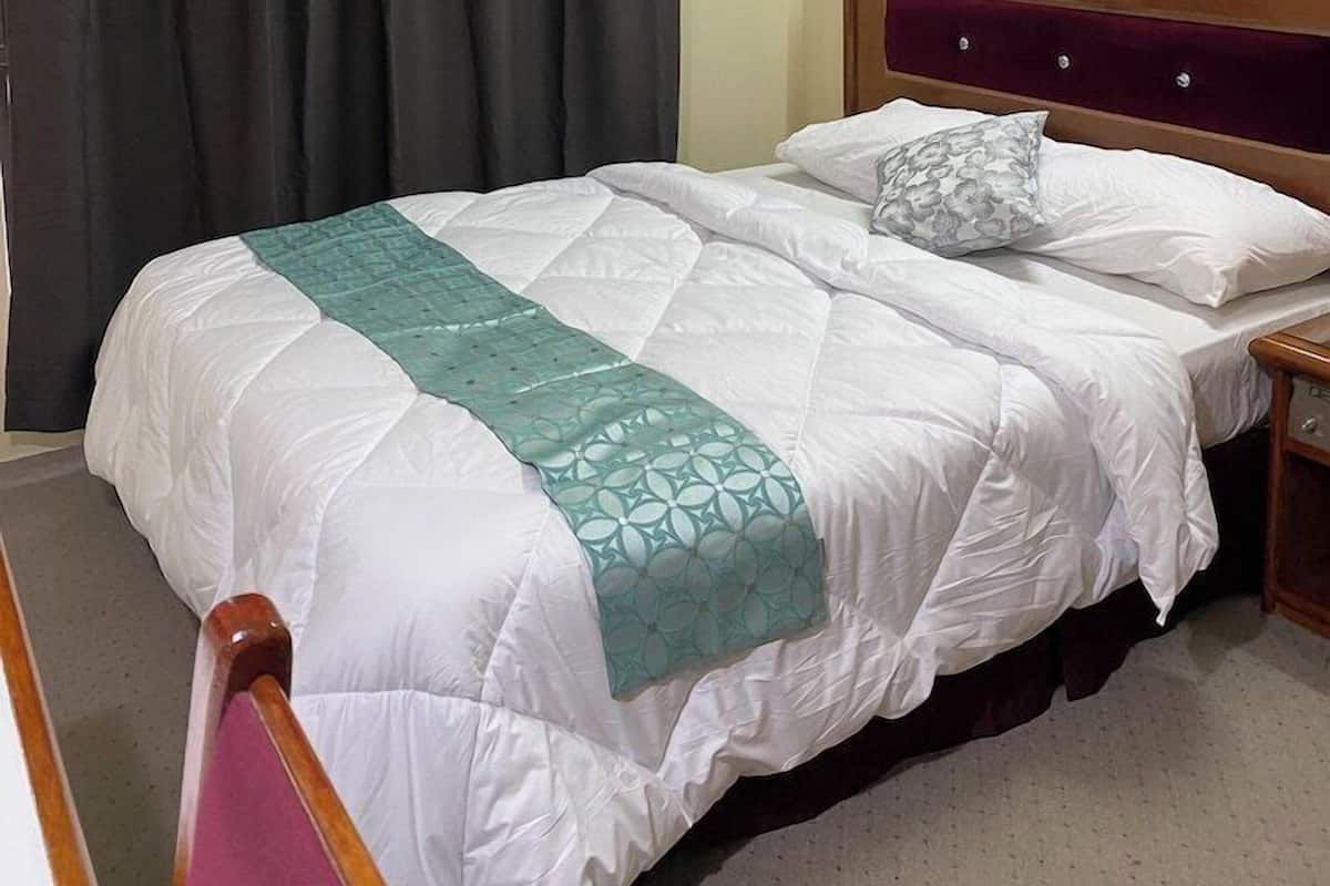 Meja kerja, setrika/meja setrika, dan tempat tidur lipat/tambahan