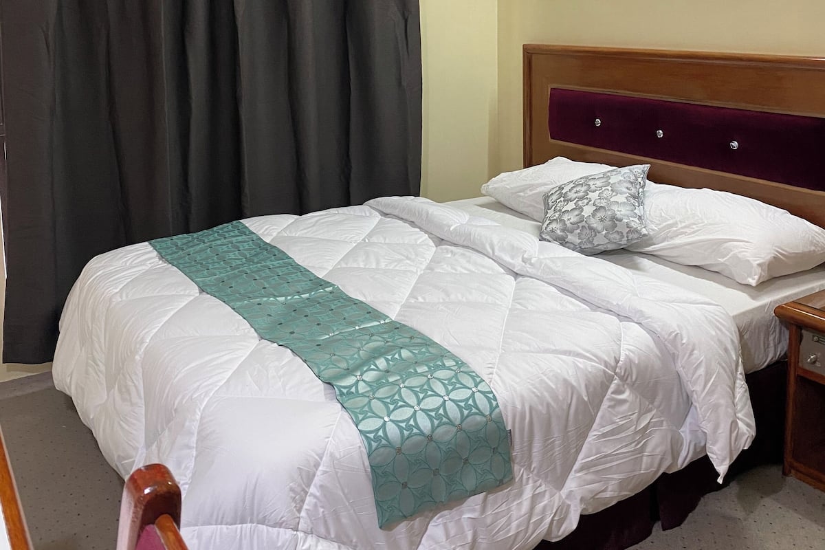 Kamar Deluks (Queen) | Meja kerja, setrika/meja setrika, dan tempat tidur lipat/tambahan