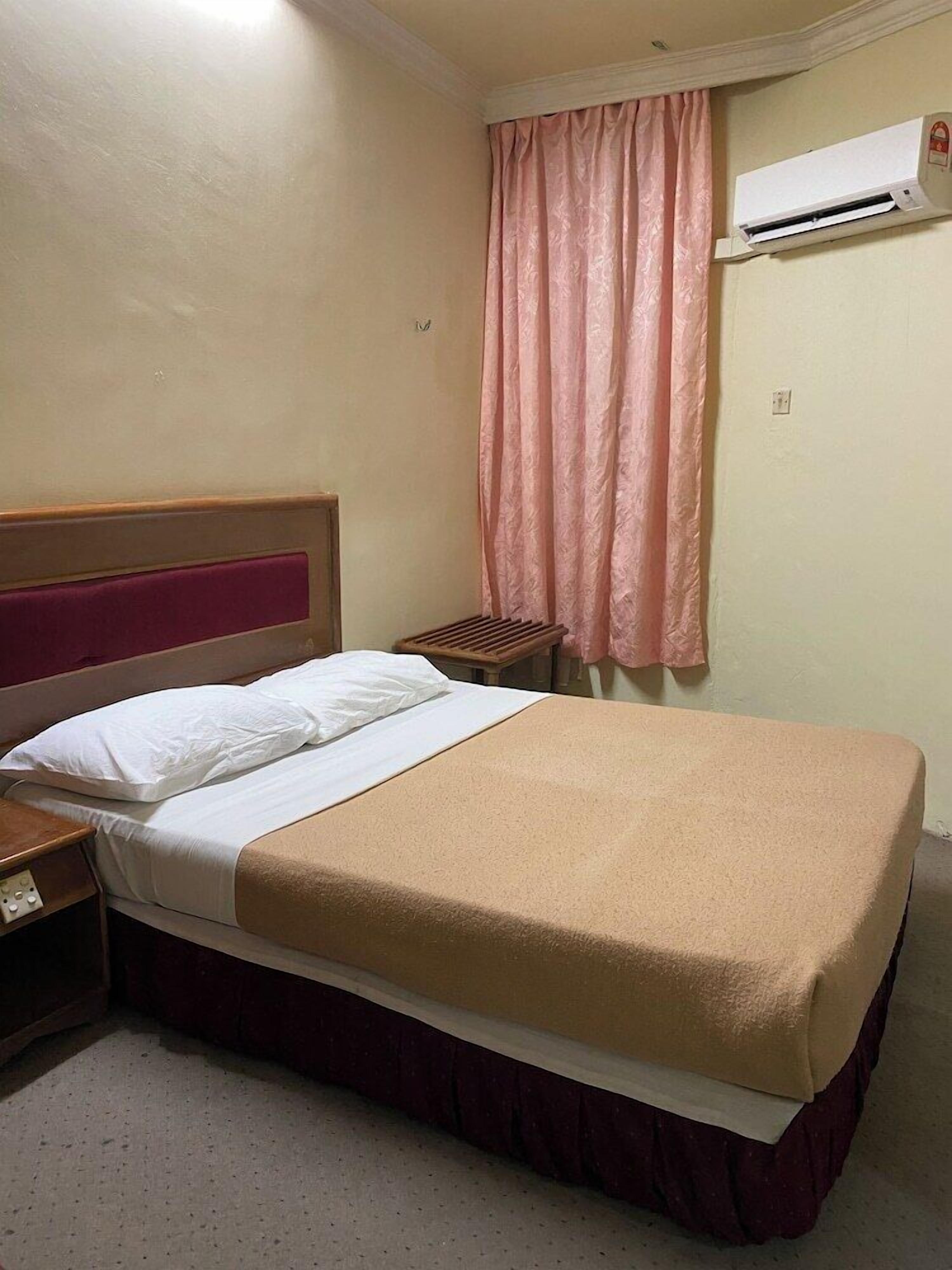 Desk, iron/ironing board, rollaway beds, free WiFi