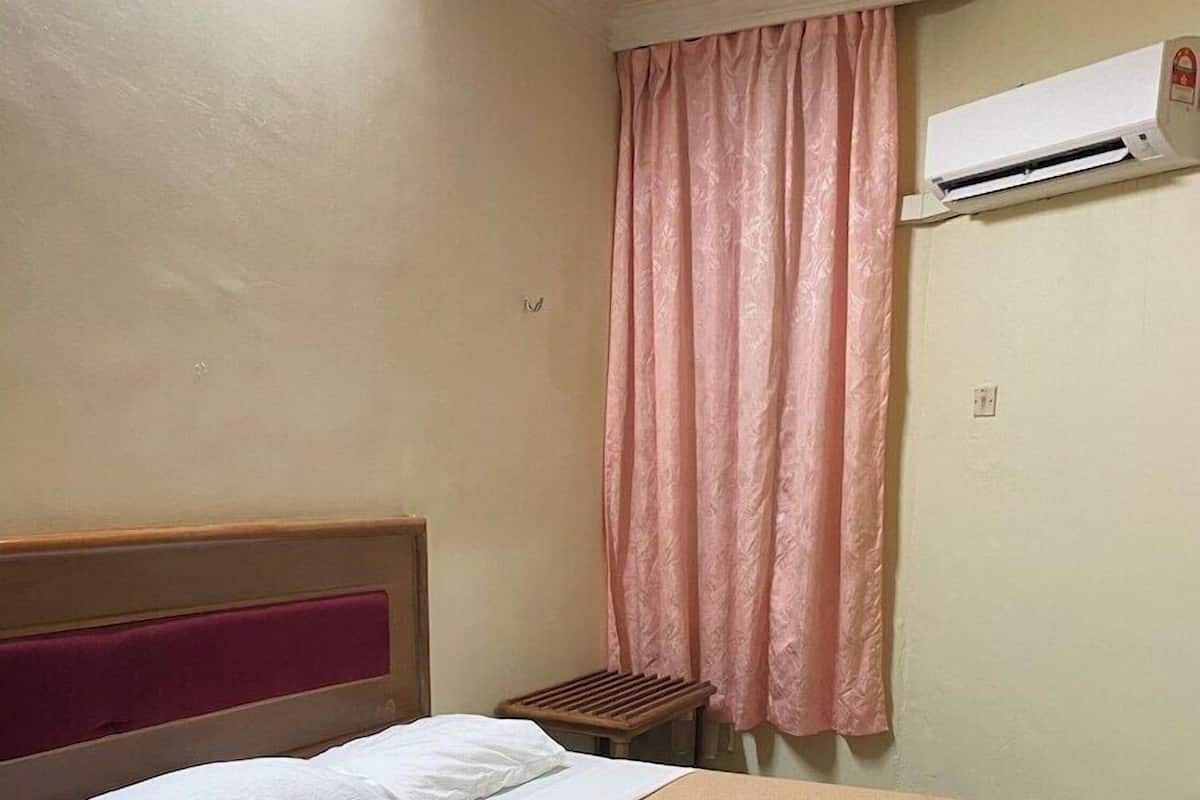 Meja kerja, setrika/meja setrika, dan tempat tidur lipat/tambahan
