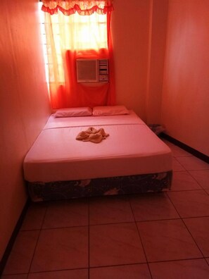 Laptop workspace, free WiFi, bed sheets - Friendly's Guesthouse (Cebu City)