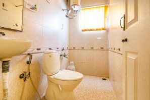 Chambre Double Deluxe | Salle de bain | Douche, serviettes fournies