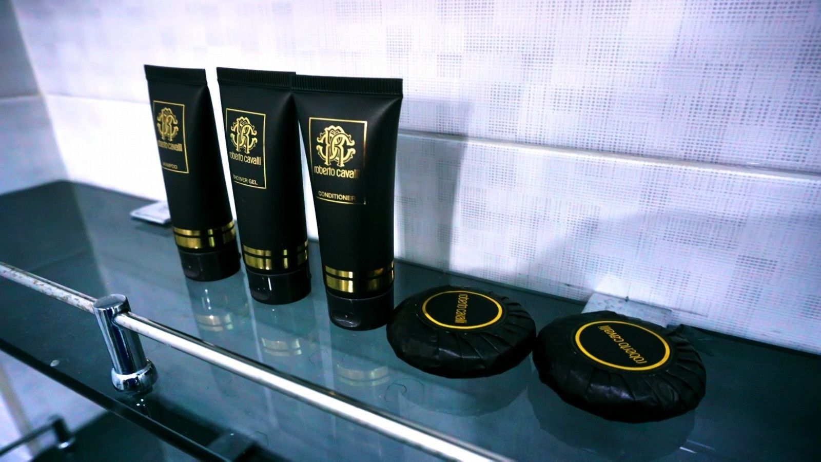 royal suite | bathroom | shower, free toiletries, hair dryer, bathrobes