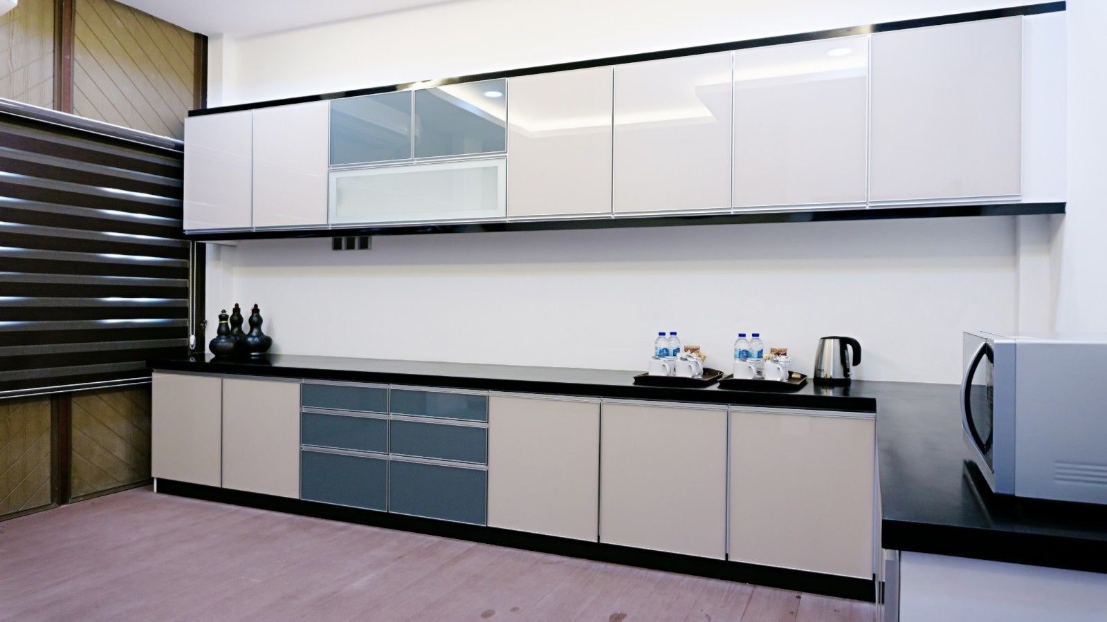 royal suite | private kitchenette | coffee/tea maker, electric kettle