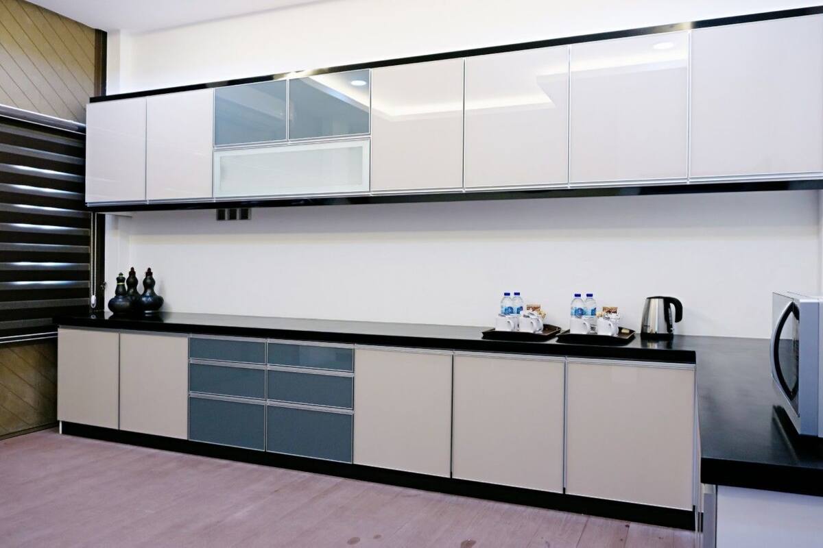 royal suite | private kitchenette | coffee/tea maker, electric kettle