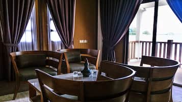 Suite « Premier » | Minibar, bureau, chambres insonorisées, fer et planche à repasser