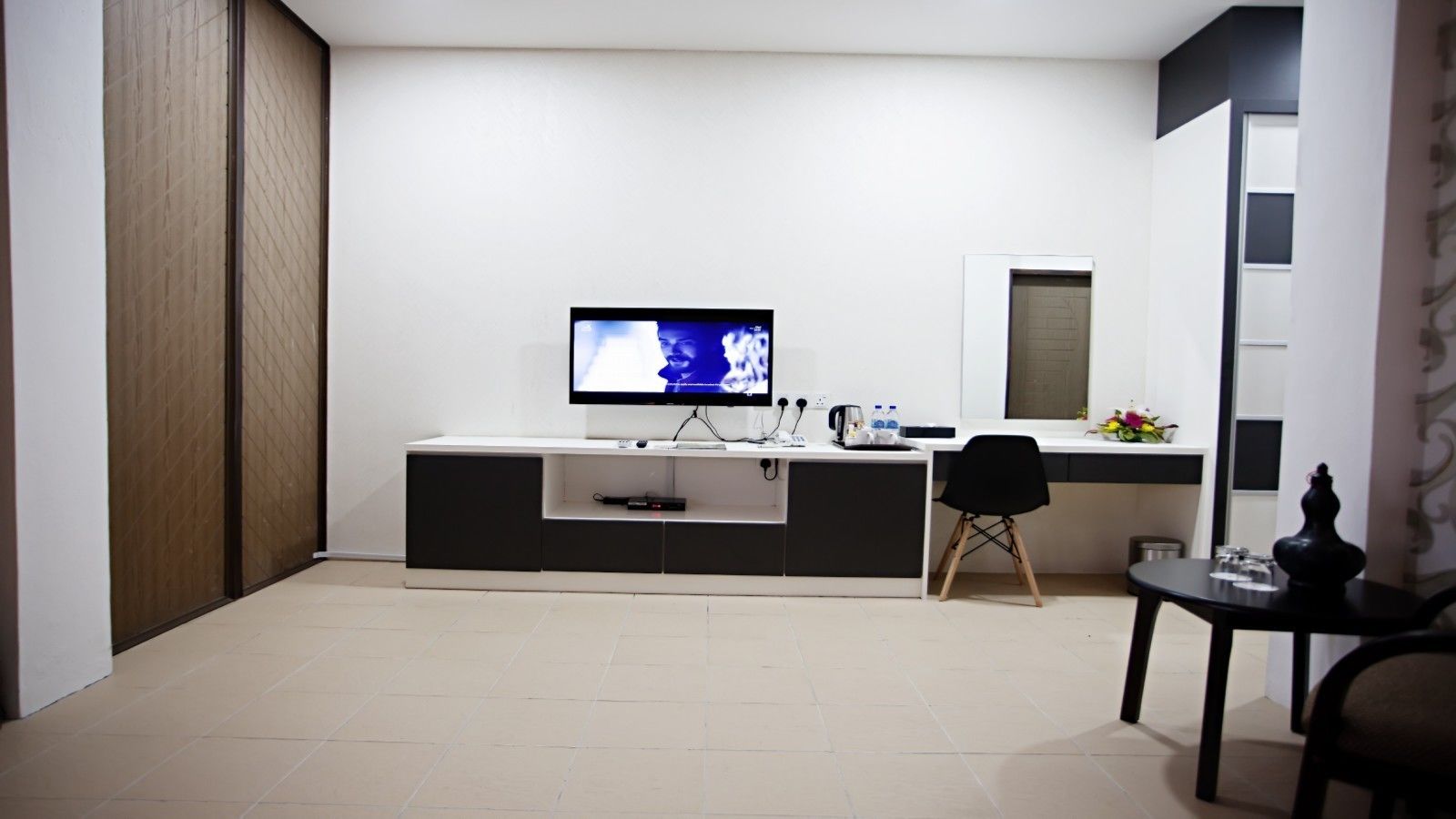 deluxe queen room | minibar, desk, soundproofing, iron/ironing board