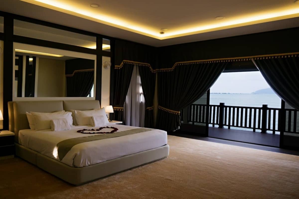 royal suite | minibar, desk, soundproofing, iron/ironing board