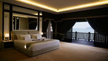 Royal Suite | Minibar, desk, soundproofing, iron/ironing board