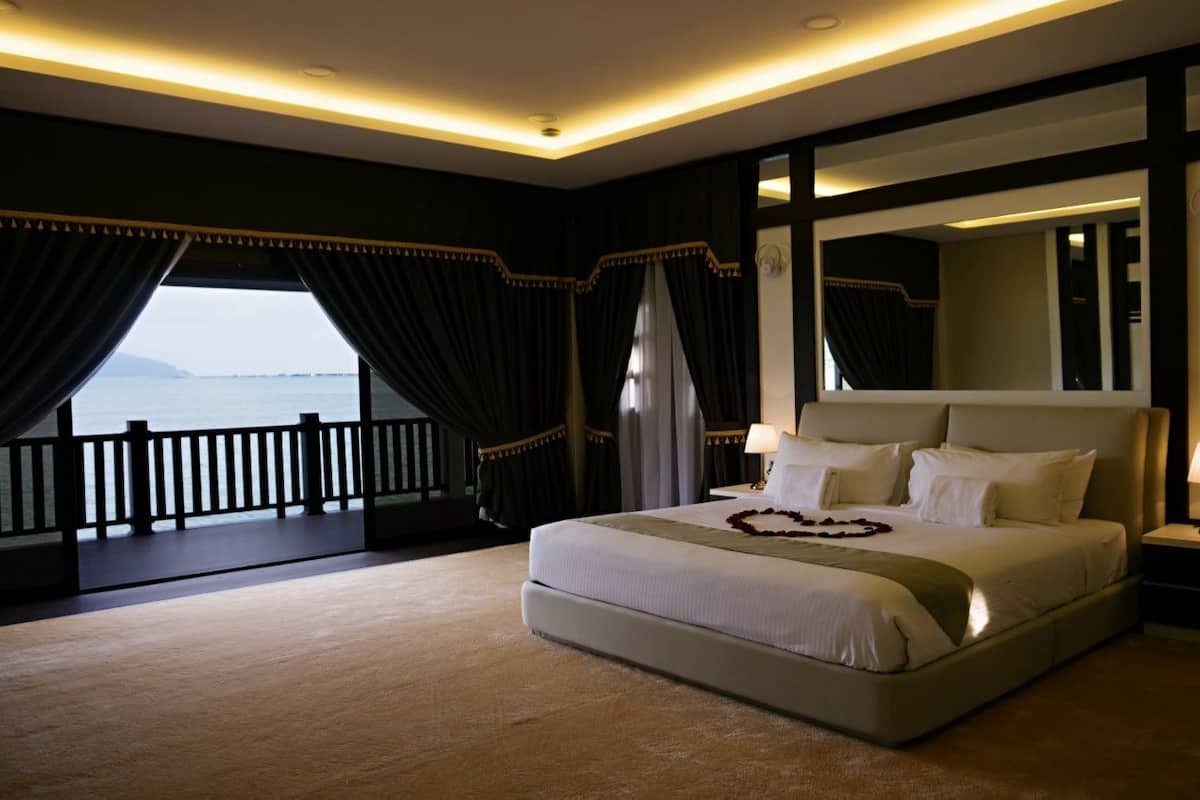 royal suite | minibar, desk, soundproofing, iron/ironing board