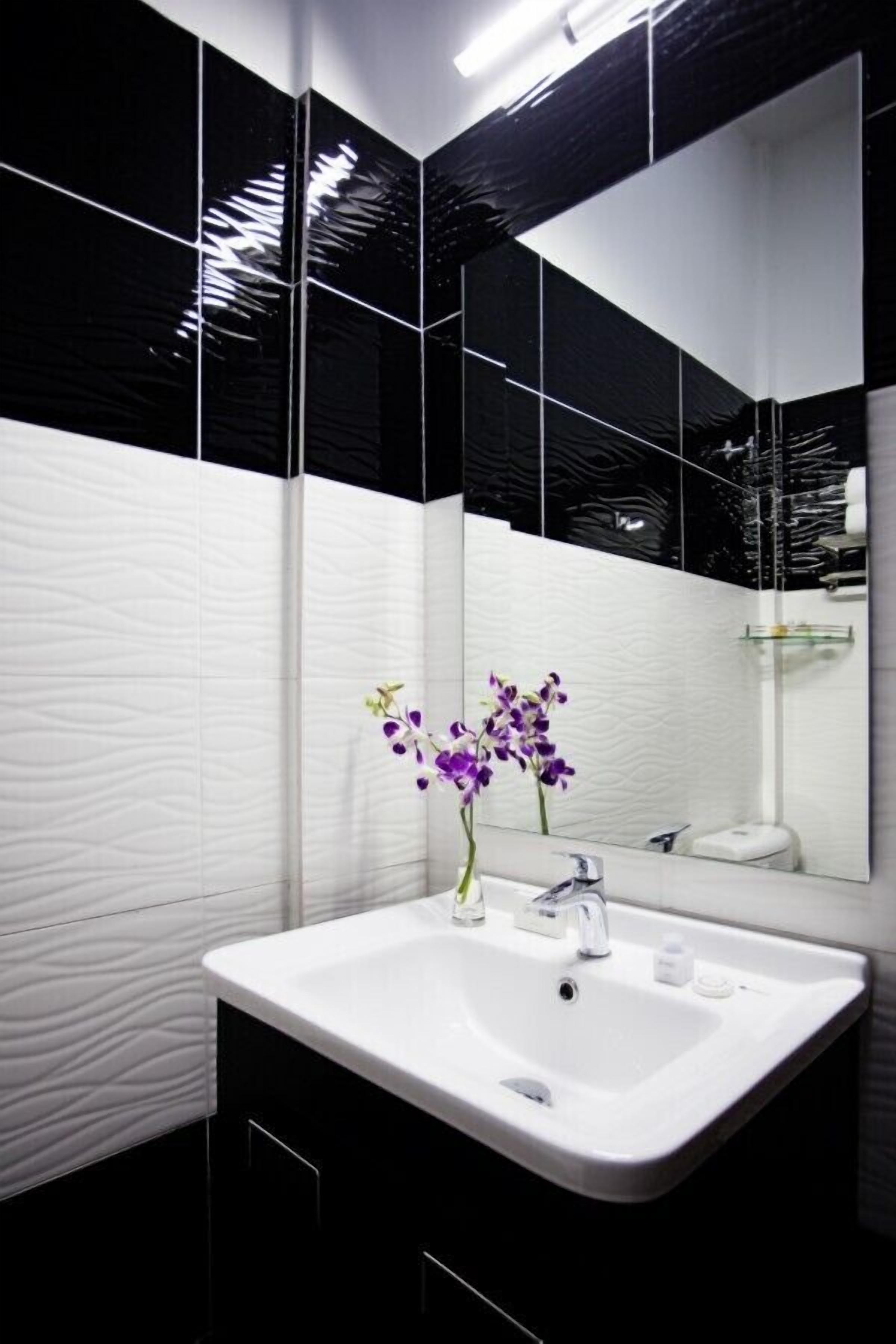 superior queen room | bathroom | shower, free toiletries, hair dryer, bathrobes