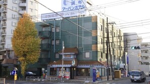 A building with a sign indicating a parking area.