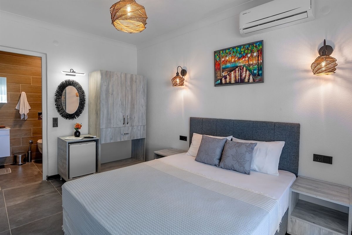 Premium bedding, minibar, in-room safe, blackout drapes
