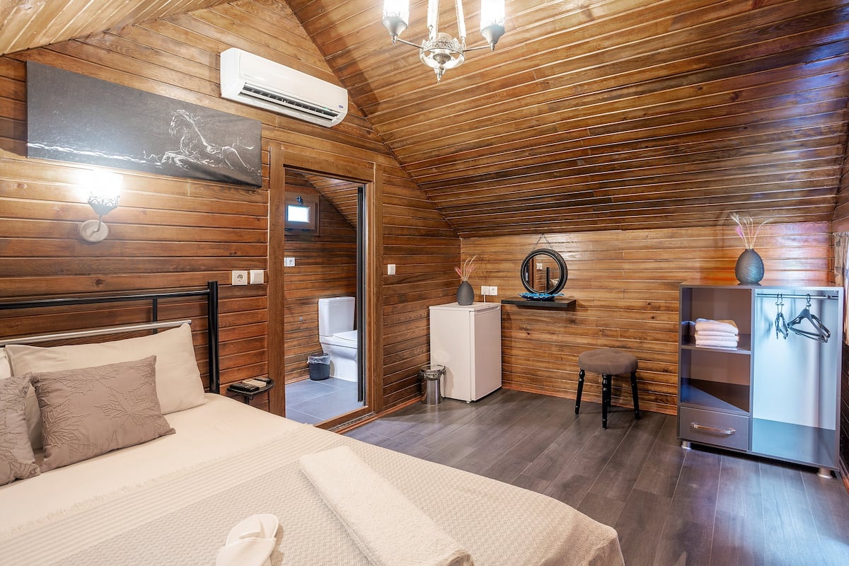Romantic Room | Premium bedding, minibar, in-room safe, blackout drapes