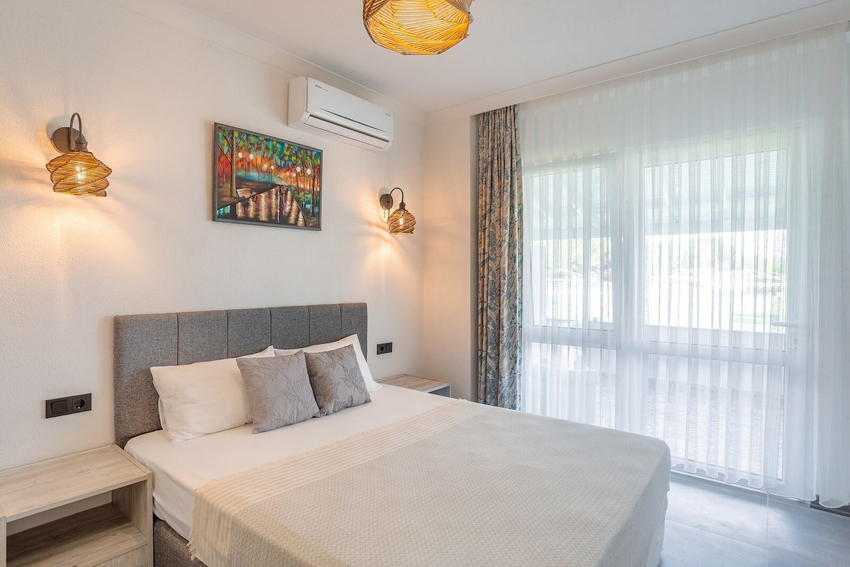 Premium bedding, minibar, in-room safe, blackout drapes