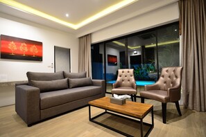 1 Bedroom Pool Suite | Wohnbereich | 32-Zoll-LCD-Fernseher mit Satellitenempfang, Fernseher