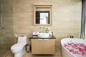 Bathtub dan shower terpisah dan bathtub besar