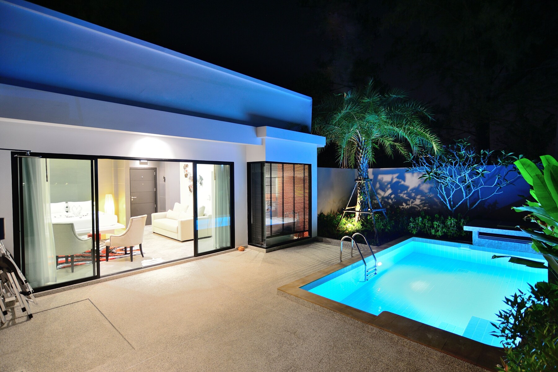 1 Bedroom Pool Suite | In-room safe, desk, blackout curtains, iron/ironing board