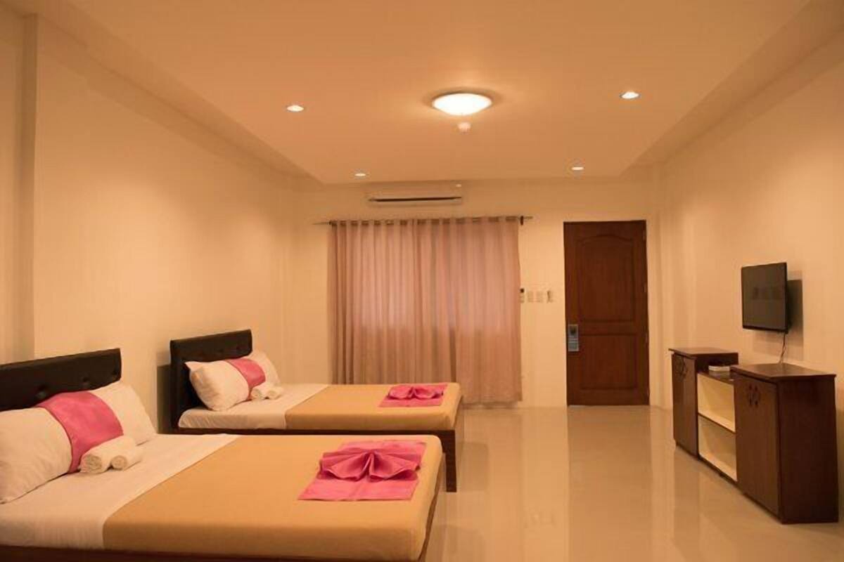 Desk, rollaway beds, free WiFi