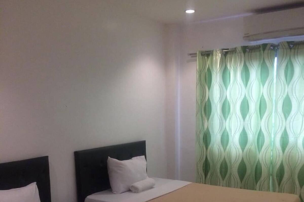 Desk, rollaway beds, free WiFi