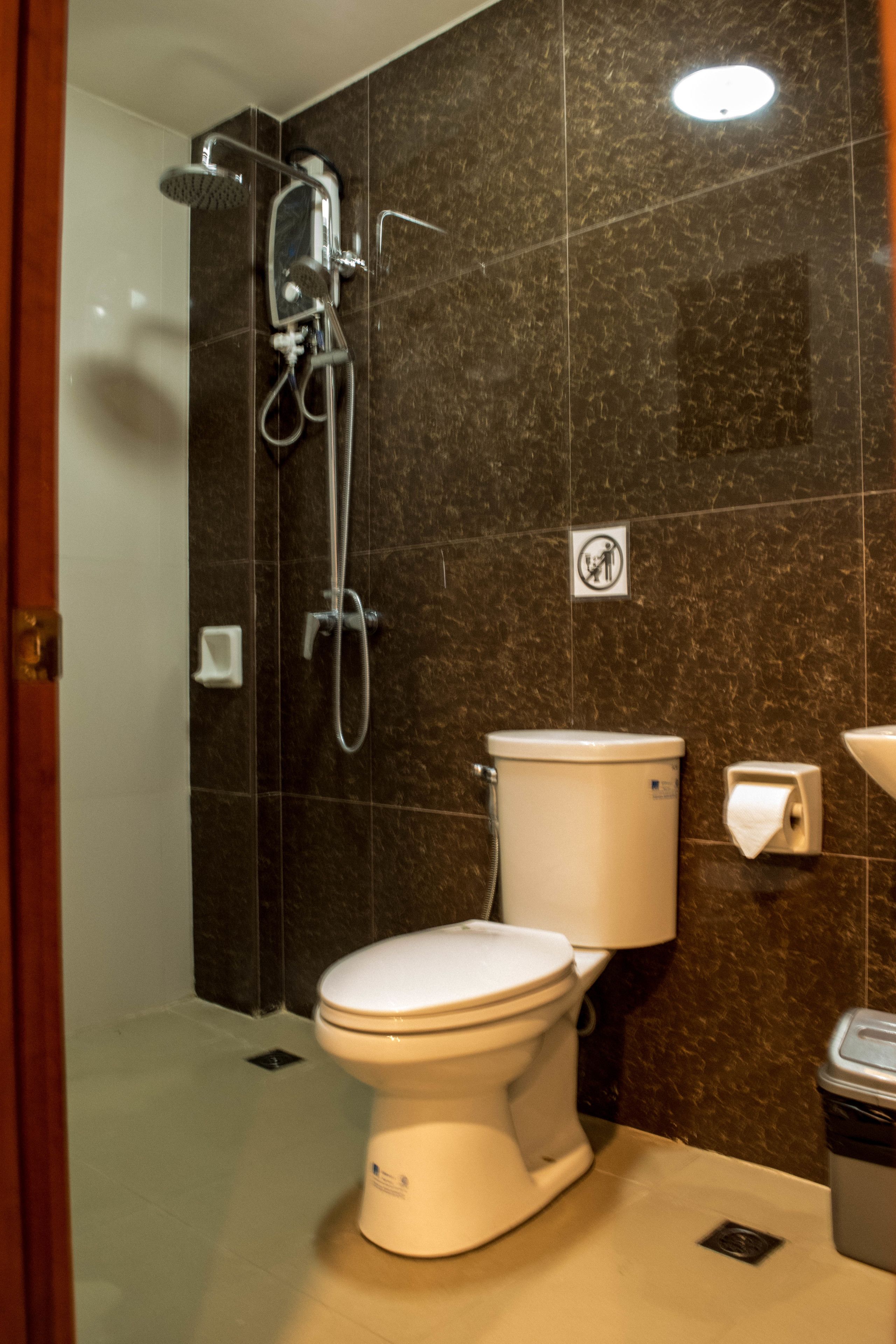 shower, rainfall showerhead, free toiletries, bidet