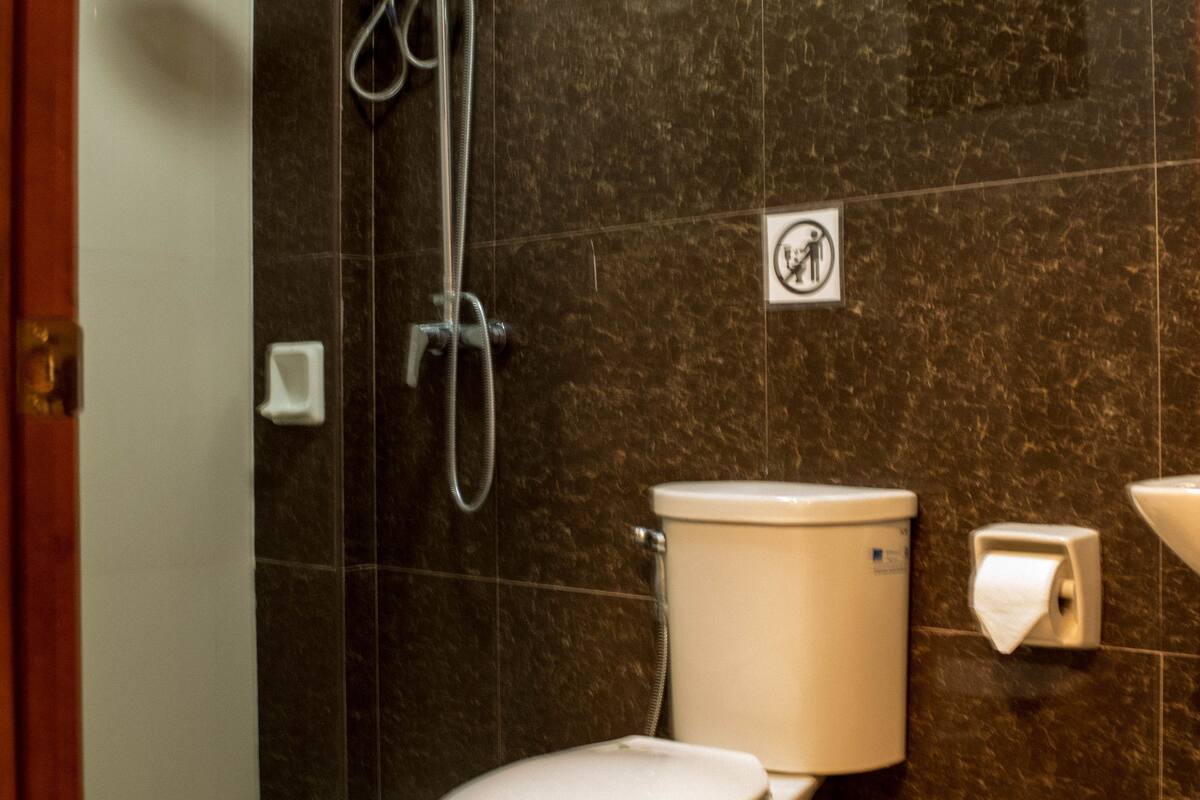 shower, rainfall showerhead, free toiletries, bidet