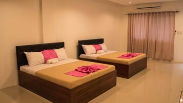 Desk, rollaway beds, free WiFi