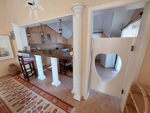 Full-size fridge, microwave, oven, stovetop