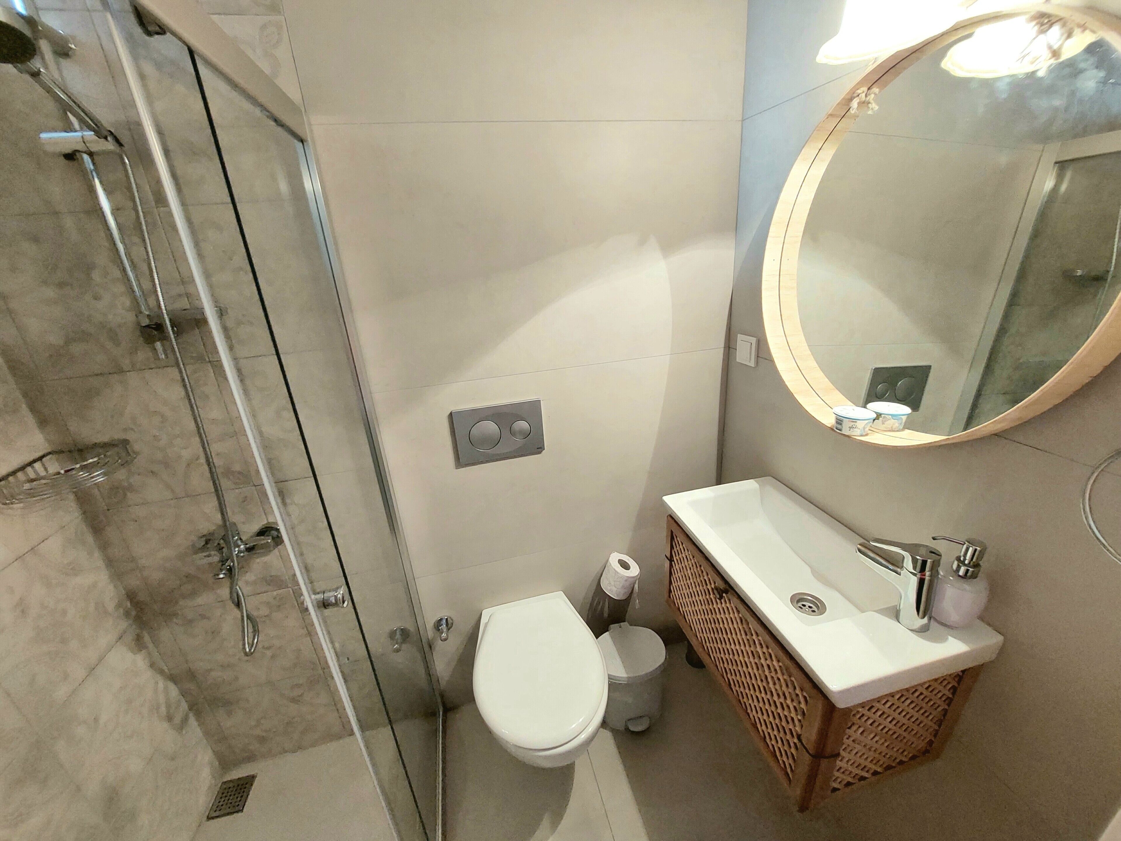 Un baño con ducha, inodoro y lavabo.