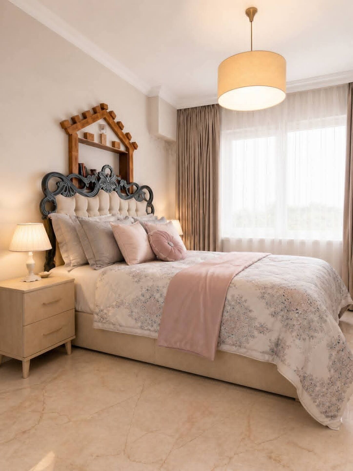 Een slaapkamer met een bed, nachtkastje, lamp en een hangende lamp.