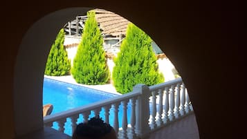 Kolam renang outdoor, dengan payung kolam renang dan kursi berjemur