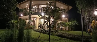 Tanah Aina Farouq